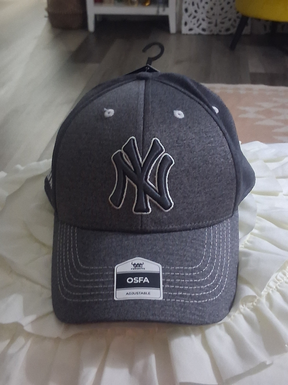 New York Yankees Women's Gray Embroidered Logo Baseball Cap
